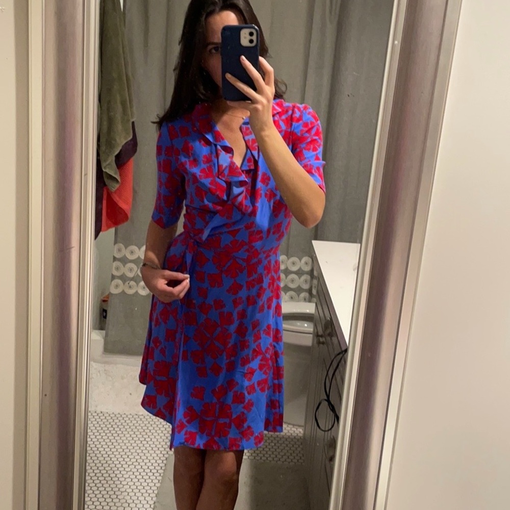 Diane Von Furstenberg Taya Silk Dress NWT size 4 in Calyer Hydrangea.